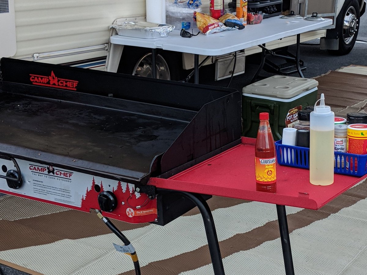 At Bristol Motor Speedway. Everyone says how good Louisiana Hot Sauce is on burgers. <a href="/MyattSnider/">𝘔𝘺𝘢𝘵𝘵 𝘚𝘯𝘪𝘥𝘦𝘳</a>