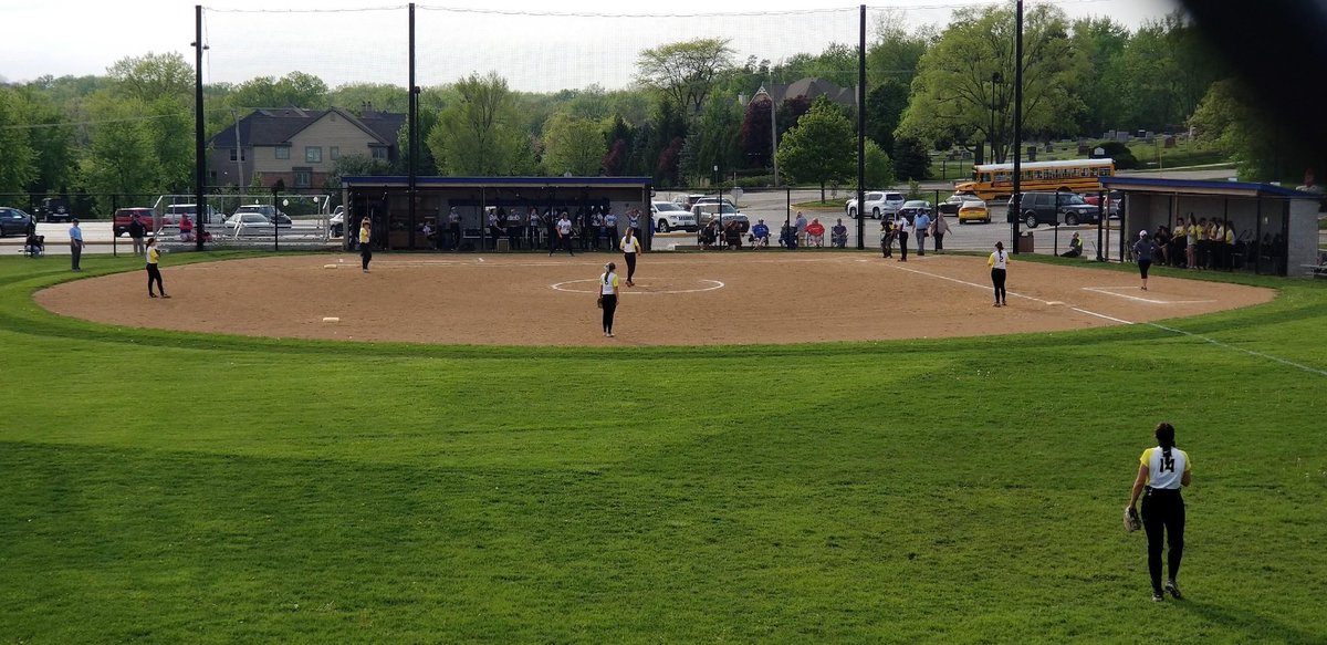 tasreagan's tweet photo. Beautiful day to watch @FremdSoftball beat Lake Zurich 15-1! Go Vikes!! #fhsspirit https://t.co/cw9WfdTMJT