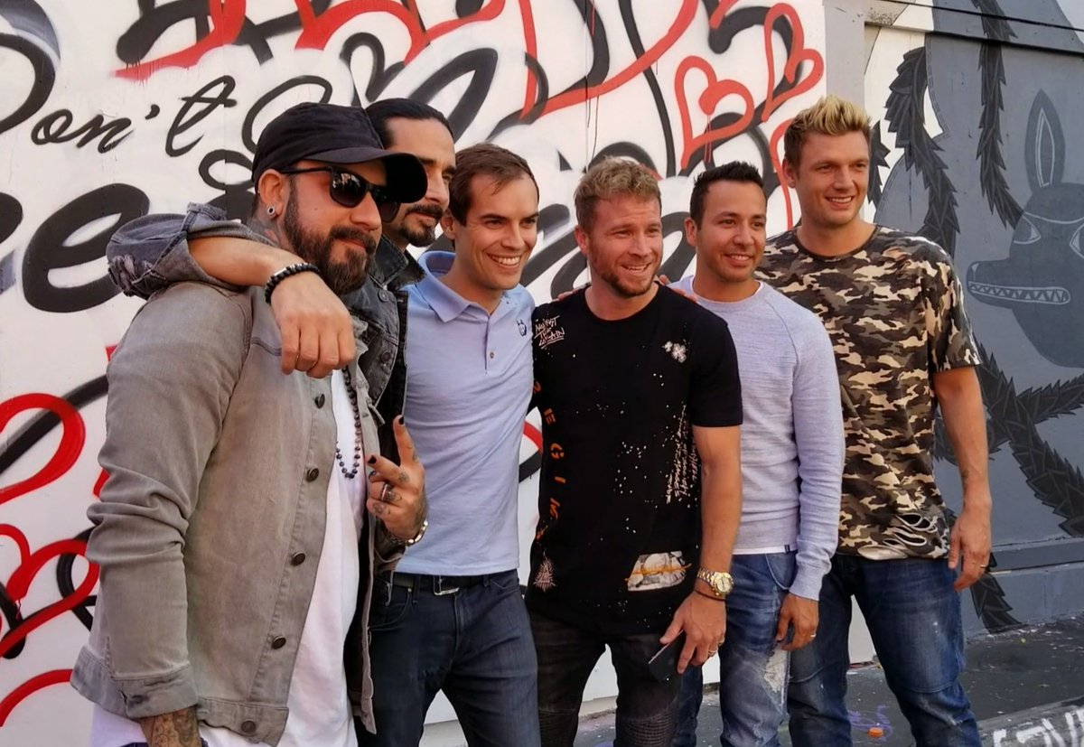 jacksfilms's tweet photo. uh
just met the Backstreet Boys
and they were LOVELY

Thank you guys for providing @2ToesUp and me with decades of jams, and congratulations on your new single #DontGoBreakingMyHeart!! @backstreetboys https://t.co/vQWccX7P4T