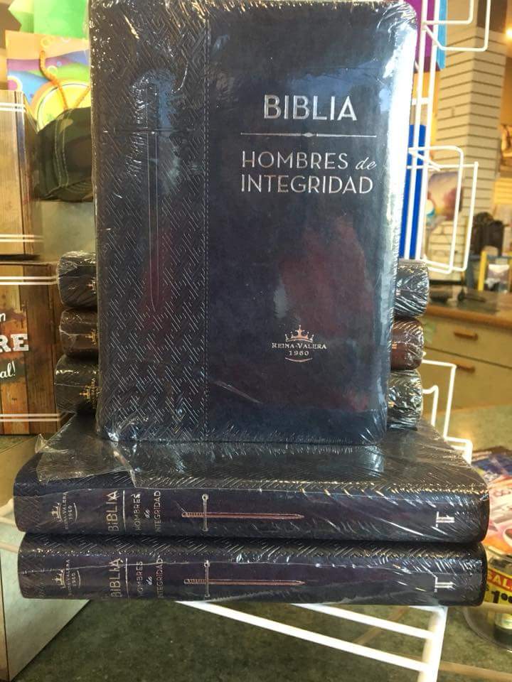 MundoMCristiano's tweet photo. Una Excelente Biblia para ese Padre Especial. Consíguela con un 20% de descuento. #Padres #Preparateya @editorialpatmos https://t.co/FN6xODnPSH