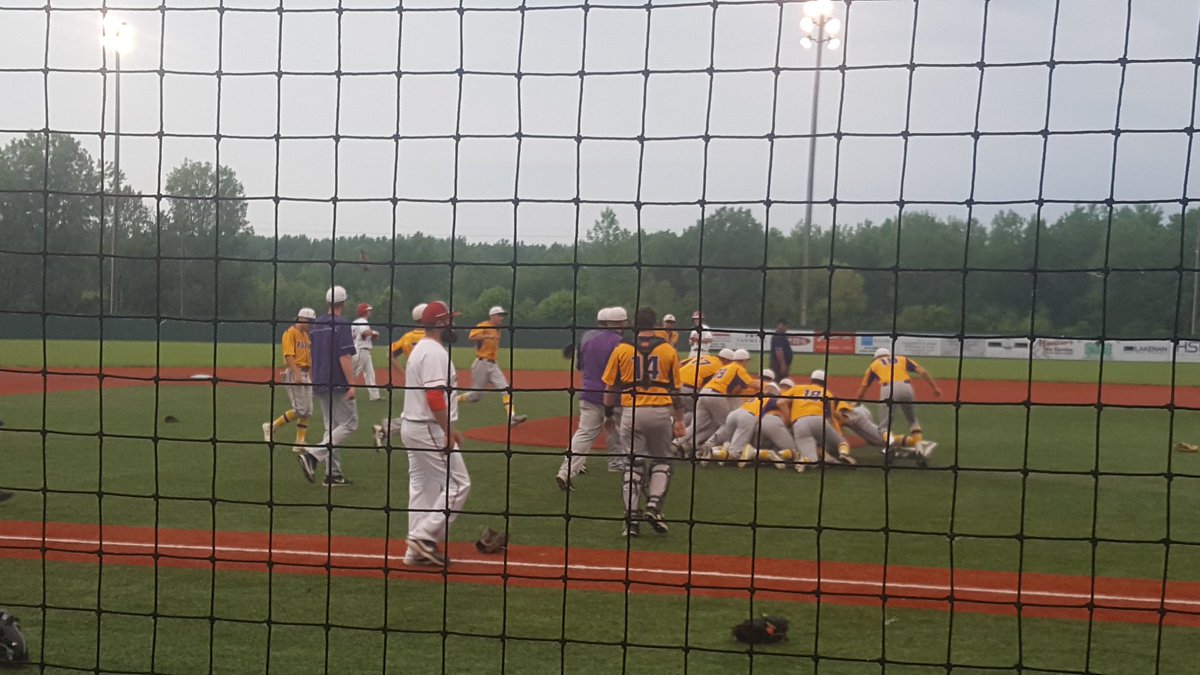 Potosi_Trojans's tweet photo. District Champions!
Trojans 7 Central 3 https://t.co/R62oH5Qzuo