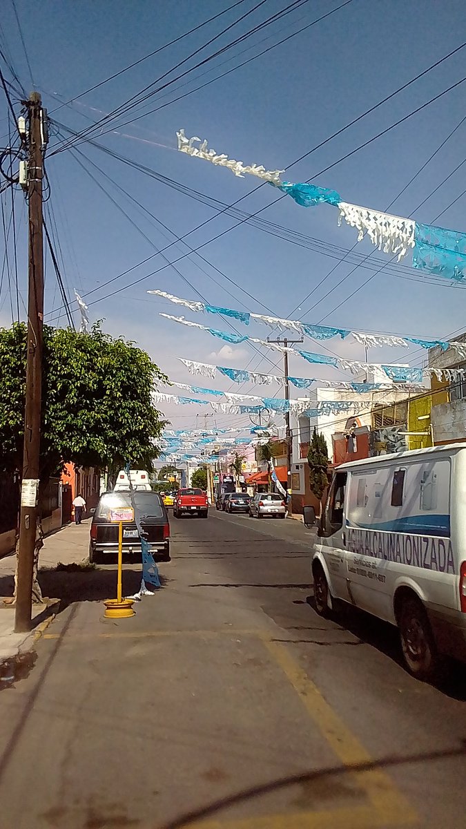 AlfBarbauribe's tweet photo. Ni la virgen ni la ciudad necesitan de estos adornos de plástico que luego se caen y tapan alcantarillas. Que el que los puso los quite #StaTere #GDL https://t.co/gFZeHj2EPm