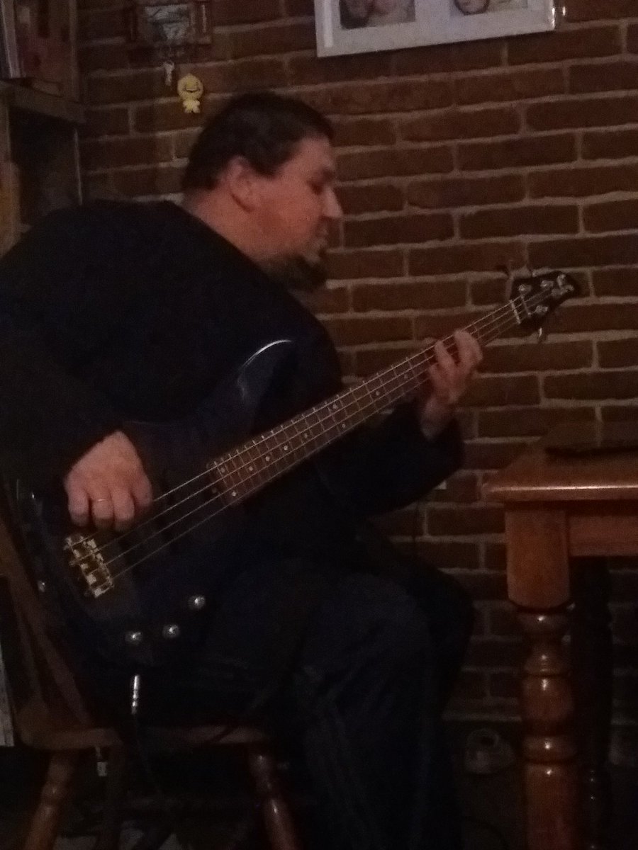 KatherineAlvez2's tweet photo. Con un dedo roto... Con tal de tocar una cumbia la toca en tono menor😝 iuuu🎸🎶 @DamianMoreno79 https://t.co/bTM4vYVSI7