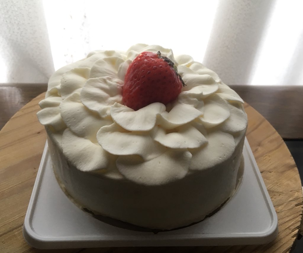 やか على تويتر いちごのショートケーキ 初めて十勝純乳脂45を使ってみました 生クリームの風味があってとっても美味しい そしてとても扱いやすい 自分を甘やかしてこれを使い続けそうだー 花びら可愛くてハマってる ケーキを作る過程で一番難しいのは回転台から