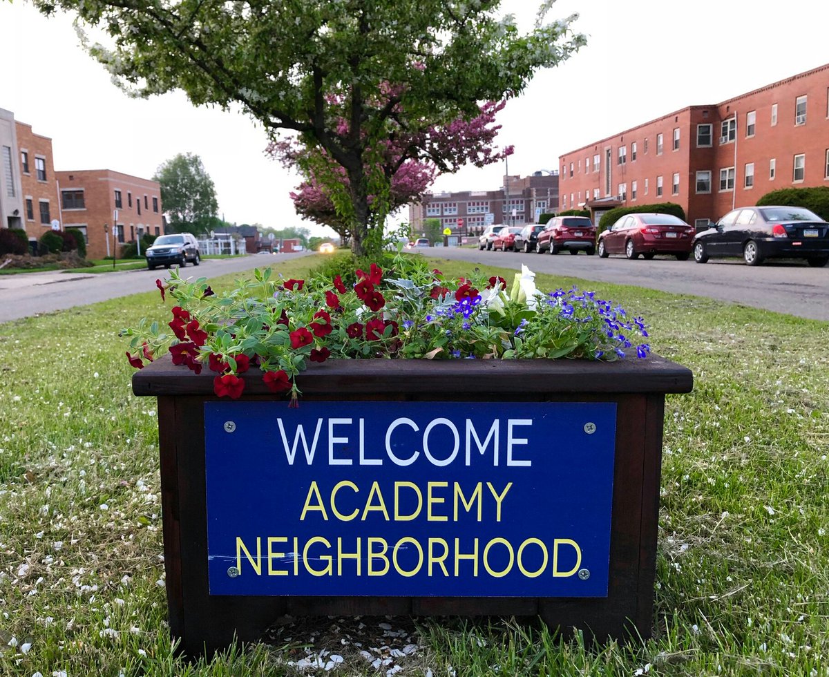 AcademyNeighbor's tweet photo. Our State Street planters are back! #eriesummer
Thanks Vicky Parker! Vicky is one of our long-time neighbors and she not only donated the flowers (purchased at nearby Nickel Plate Mills) she also donated her time, planting the flowers this evening. https://t.co/hxBFhaawRv