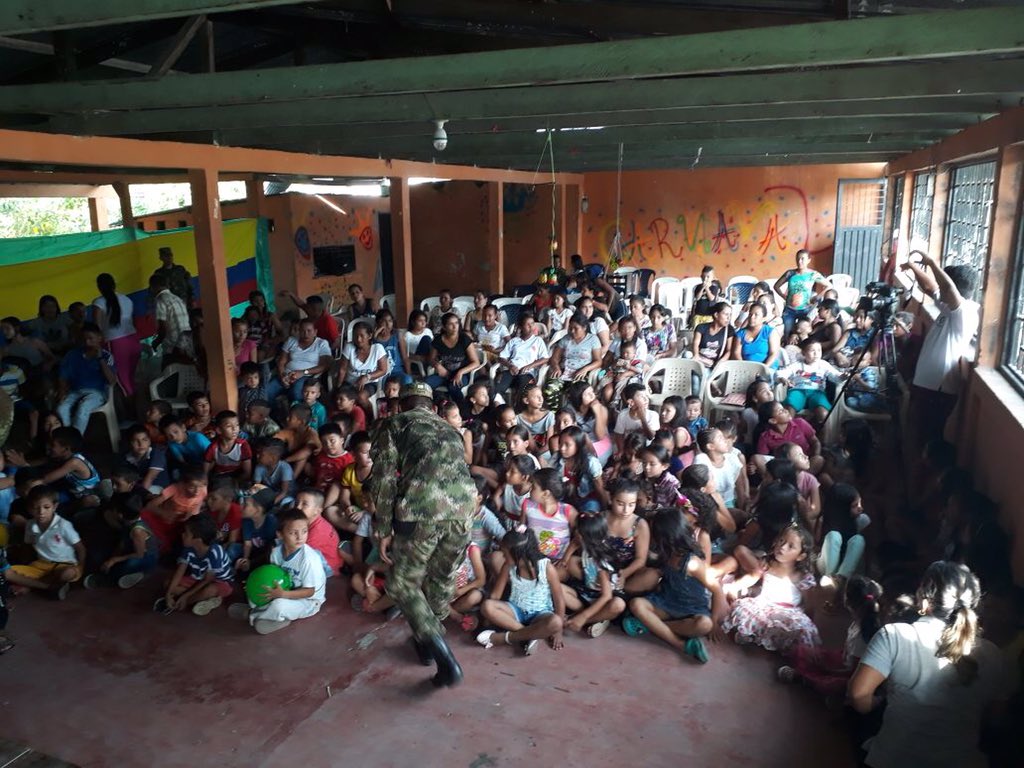 Ejercito_CAAID's tweet photo. En apoyo al #Baloc27, nuestros soldados del Batallón de Acción Integral n.6 contribuyeron en la celebración del #DíaDelNiño👦🏻👧🏻a pequeños del corregimiento Santana en #PuertoAsís #Putumayo, logrando aunar esfuerzos con entidades como la Alcaldía e @ICBFCol @Ejercito_Div6 https://t.co/4c0nQiAsCD
