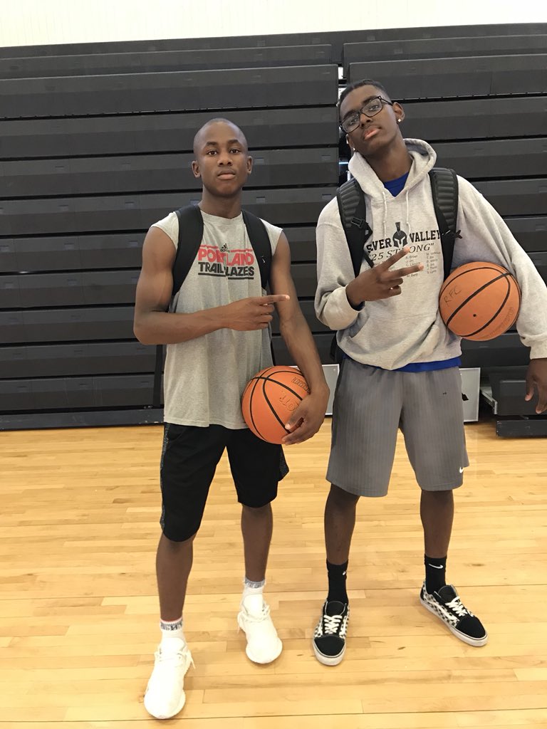 TheDevonBarnes's tweet image. Brodie 🛬 from Cali... @LCS_Hoops 2018/19 🔥#weonlyknowoneway 🏆