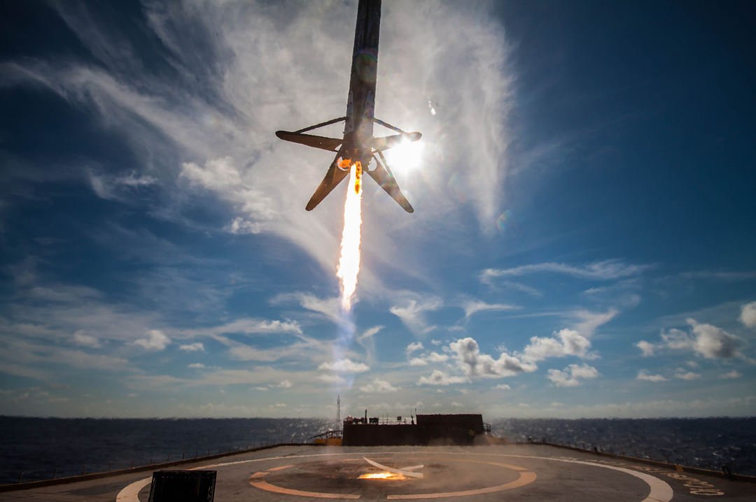 LaunchPhoto's tweet photo. Falcon 9 first stage approaches the droneship several hundred miles off the Florida coast following the launch of Bangabandhu-1. https://t.co/2s2MZv1Mug