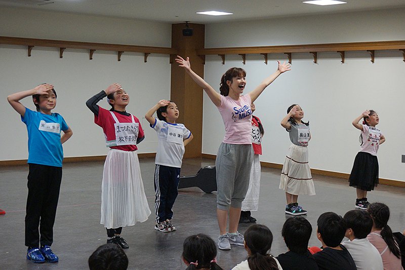 劇団四季 בטוויטר サウンド オブ ミュージック 札幌公演pr活動の合間をぬって 子役候補名と初対面を果たした俳優の平田愛咲 さっそく ドレミの歌 の稽古を行いました 子どもたちとの関係を深めて 素晴らしい舞台を作りたい この子どもたちとなら作れる