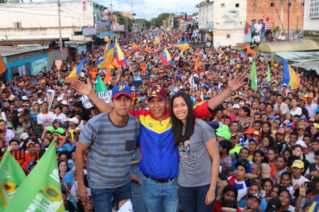HenriFalconLara's tweet photo. Mis hijos y mi familia, mi gran motivación. Vamos a construir una nueva #Venezuela donde mis nietos y los tuyos puedan crecer en libertad y con oportunidades. Vamos a enrumbar nuestro país hacia la prosperidad! En nombre de Dios! https://t.co/AXCg3Mmpcl