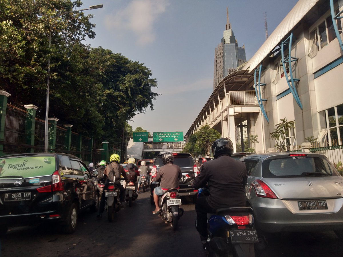 LPPTVRI's tweet photo. Kemacetan terjadi di stasiun Palmerah, disebabkan banyaknya pengemudi gojek dan grab yg ngetem @RadioElshinta @TMCPoldaMetro https://t.co/2uCDxWewTr