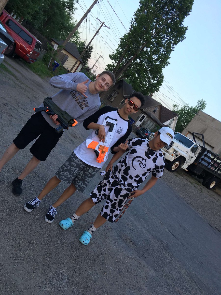 ComoNerf's tweet photo. Aaron and Alex with the shot. Nerf control tie 3-3 https://t.co/aYkHU8JasG