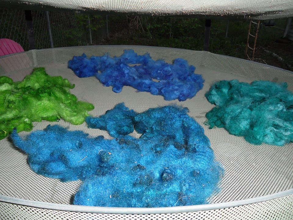 noofies's tweet photo. I'm pooped.  All done for the day.  All this fleece will be spun into a 3-ply sock yarn. https://t.co/z4ao3c8uBH
