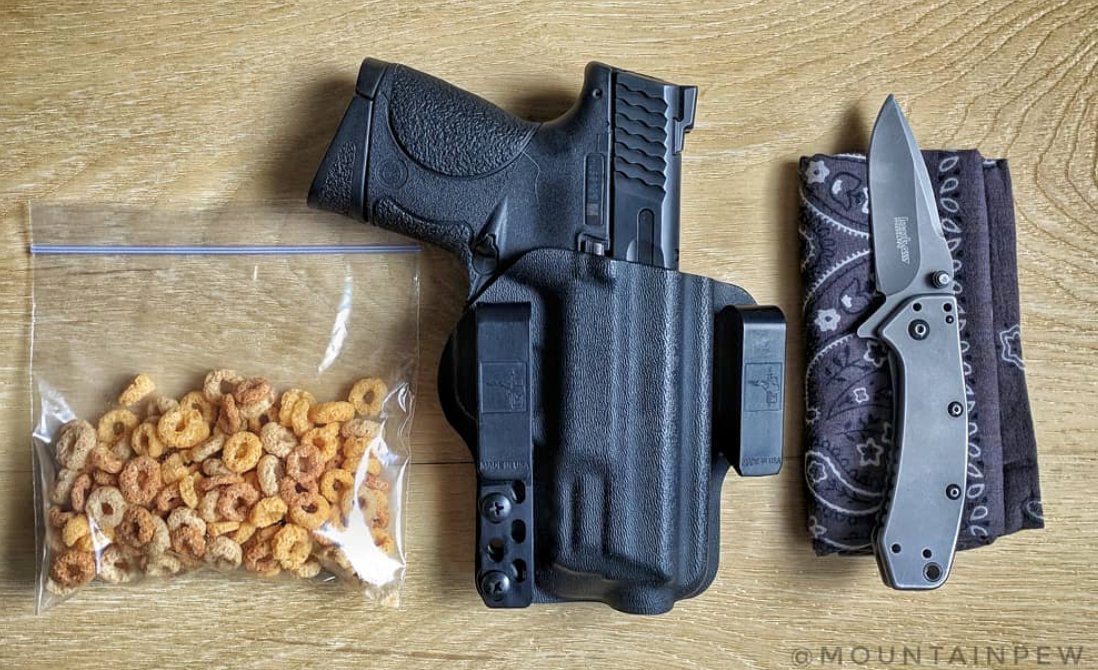 BravoHolsters's tweet photo. Church essentials.
.
.
Repost from @mountainpew
#churchcarry #sundaygunday #sundaycarry #ifyouknowyouknow #sufferthelittlechildren #edc #ccw #mandpcompact #9mm #kershawcryo #gunsandknives #faithfamilyfreedom https://t.co/s2BNISldGx