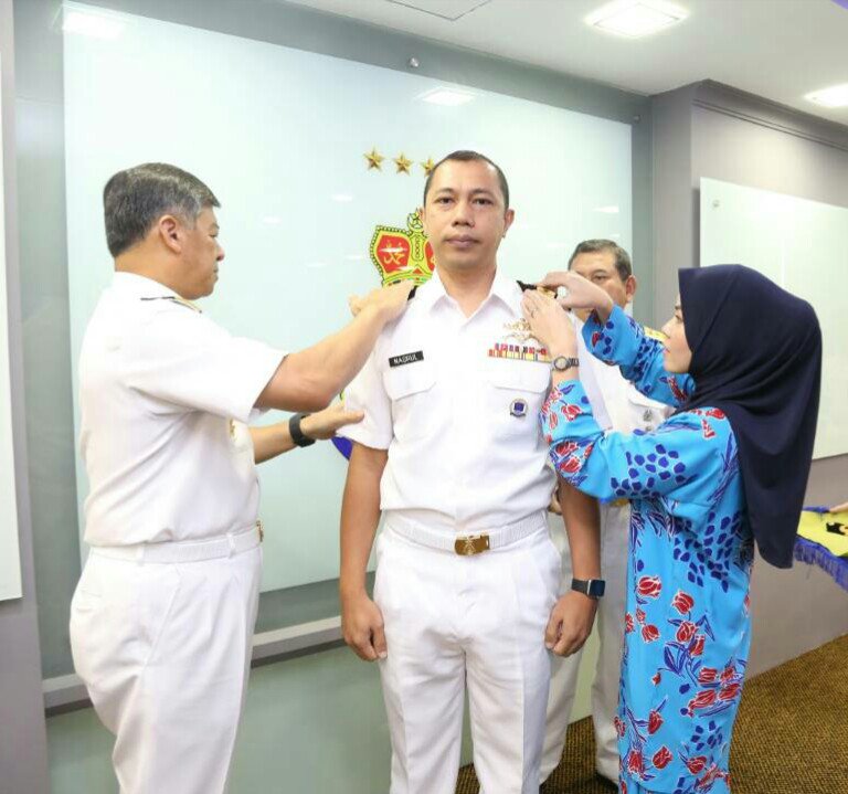 tldm_rasmi's tweet photo. Tahniah Kdr Nasrul Hadi dan Lt Ahmad Shukri di atas kenaikan pangkat yang disempurnakan TS @mykamarul bersama ahli keluarga tersayang 
#NavyPeople
#Kebanggaan
#Kebajikan https://t.co/n8MvmxDNsI
