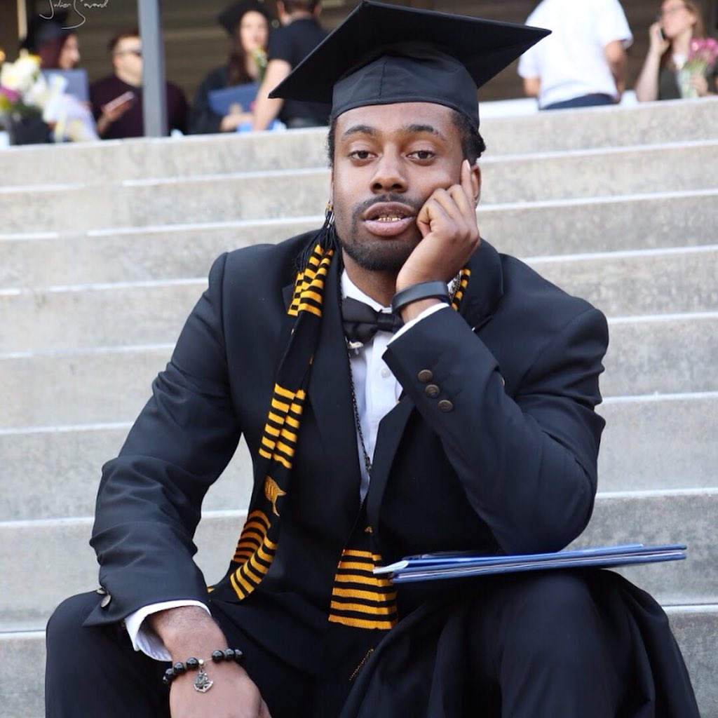 ChefboyiAMwade's tweet photo. 1st day in , ⏭ Last day out .

T’was a long windy road but , i told my grandma Ima do it &amp; i didn’t say that s*** for no reason . 👨🏾‍🎓💯 https://t.co/5DII7wfHzb