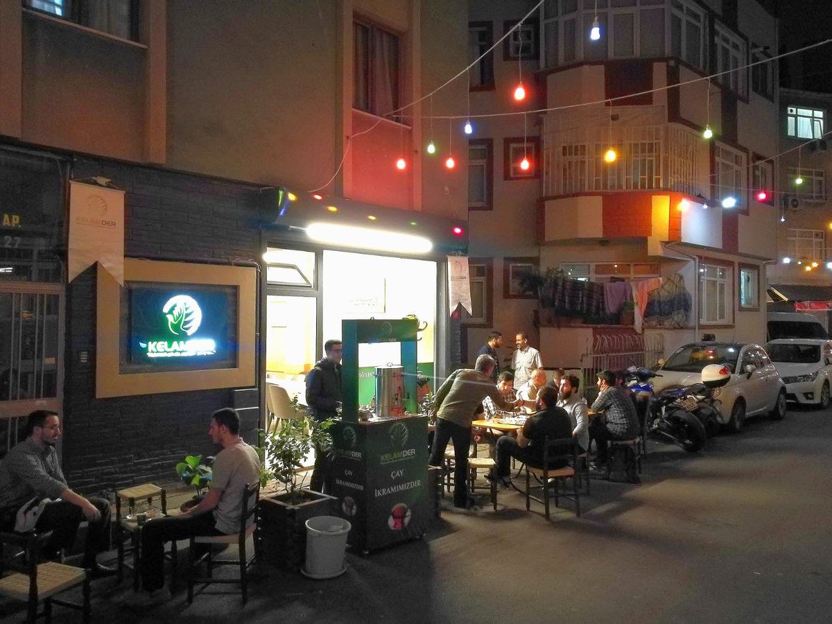 İftardan sonra yolunuz ‘Ramazan Sokağı’ndan geçerse çayınızı evinizdeki gibi kendiniz doldurup içebilirsiniz. Dilerseniz hasbihal edebiliriz. Ne de olsa “Söylenecek çok söz, yapılacak çok iş var...”