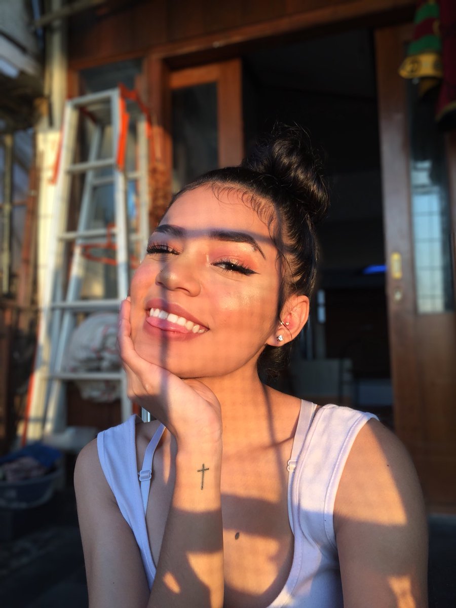 Irbelvpk's tweet photo. #goldenhour is the best 👑🌻💛#makeupaddict #makeupjunkie #papuangirl #mixkid #tinytat #WetNWildhighlighter https://t.co/baEkdqEeCt