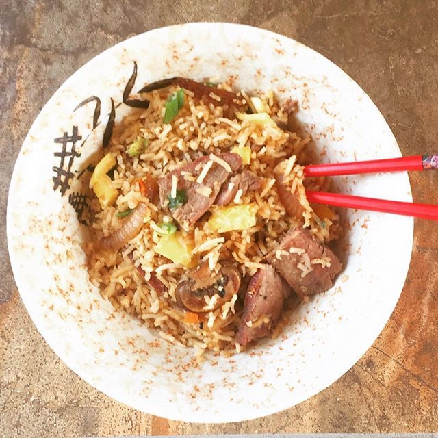 FlippedOutFood's tweet photo. “Clean-out-the-fridge” fried rice, with leftover flank steak, rice, and veggies with some egg and teriyaki sauce  added in. #leftovermakeover #fakeaway #betterthantakeout #friedricewithegg #instafoodie #foodbloggerlife #flippedoutfood #budgetfriendlymeal… https://t.co/rPrEFyAthu https://t.co/BmncCHLMCp