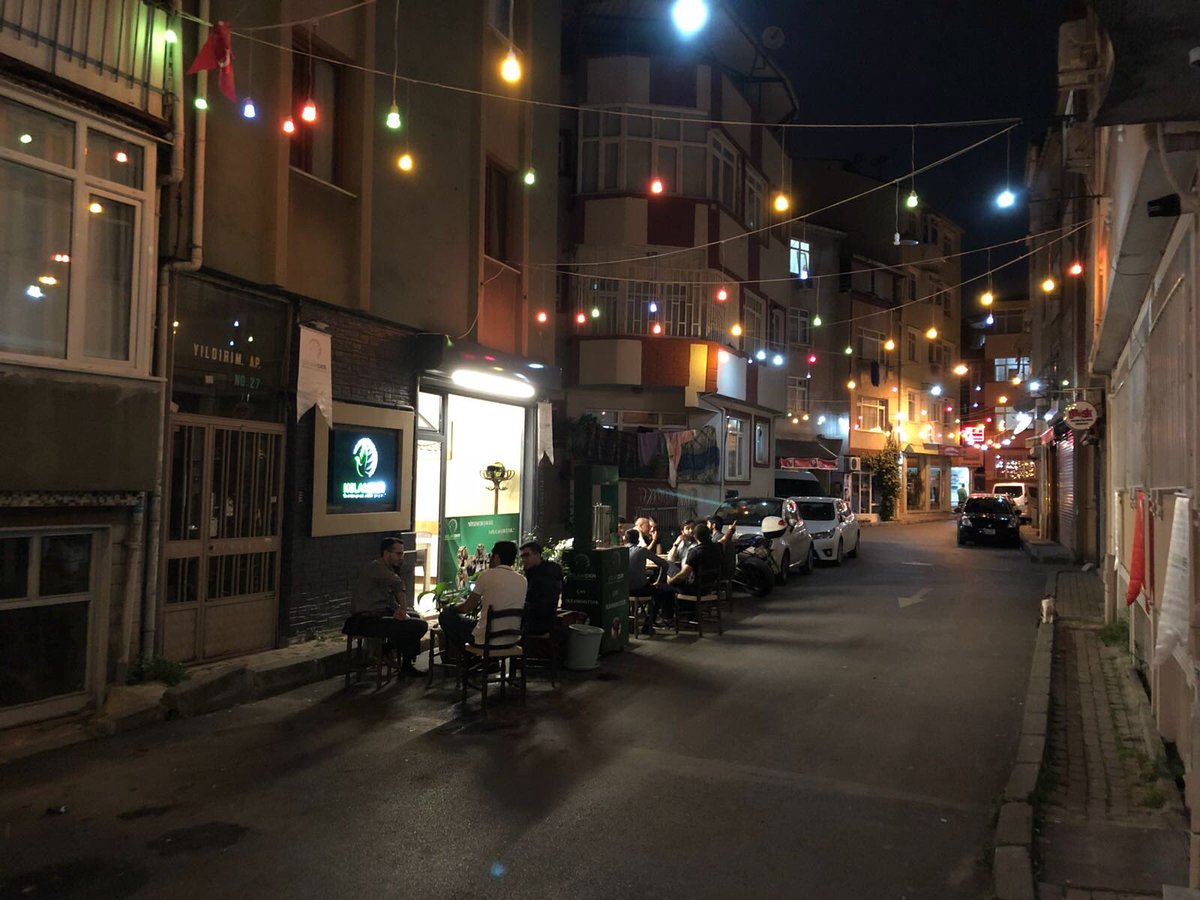 Yine sokağımız sakinlerine ve kendini yol olarak kullananlara Ramazanı Şerifi hatırlatmak için aydınlandı. Ramazan efendi sokak oldu; “Ramazan Sokağı”...