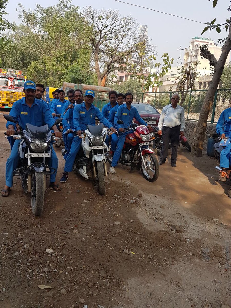 preetiarya81's tweet photo. East delhi team get ready for survey in slums for PMUY/ non-PMUY potential early morning at 6:00. @ISrinivasRao2 @8singhi @vine_etsingh @bharatgaslpghq @BPCLLPG @BPCLLPG  @WomenInLPG @Bpcl_PiyalaLPG https://t.co/3gA2J6LxwS