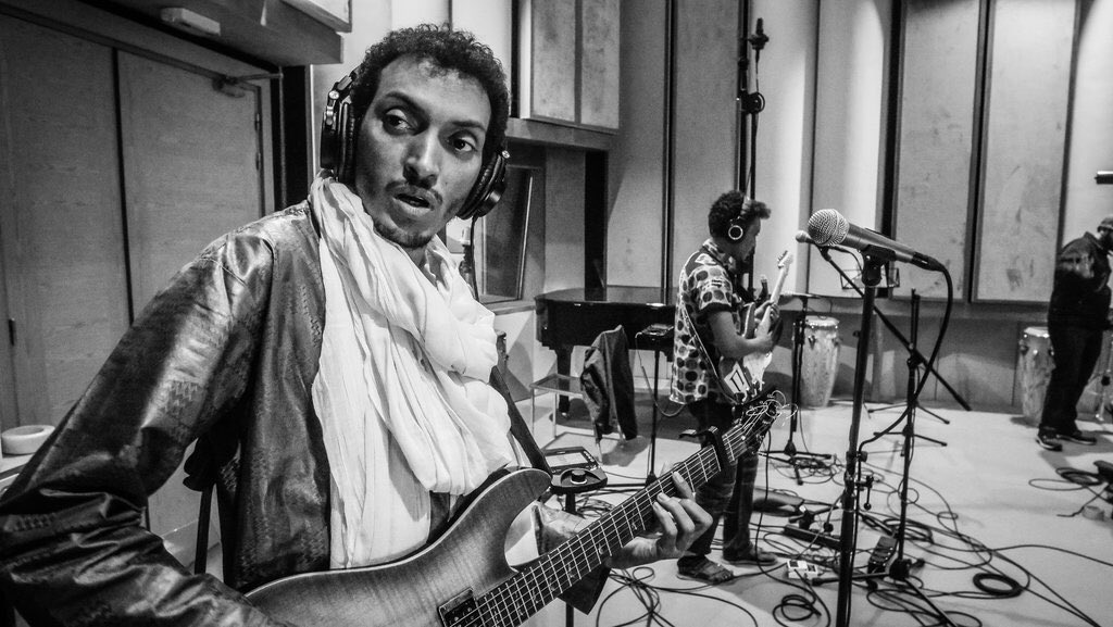 birdson6's tweet photo. Appelez le #Bambino #Handrix du #Sahel ou encore Oumoura,le célèbre guitarist #touareg n’a pt besoin d’1 #tweet, il est le #Nigerien le+celebre au mde non pas seulemt à cause de sa #guitare, mais surtt pr avoir inventé 1nouvo style de #music le #Tuareggae https://t.co/4vJIe3pCWy https://t.co/JIH2EAeEwA
