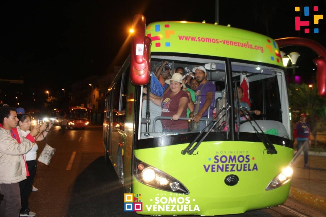 MSomosVen's tweet photo. #Entérate  📣 | @DrodriguezVen agradeció a cada uno de los integrantes de las cuatro rutas de la  #CaravanaDelFuturo  por este despliegue, en el que pudieron percibir "el amor del pueblo por nuestro Presidente @NicolasMaduro" #VotaSomosVenezuela https://t.co/uiarRqUDXI