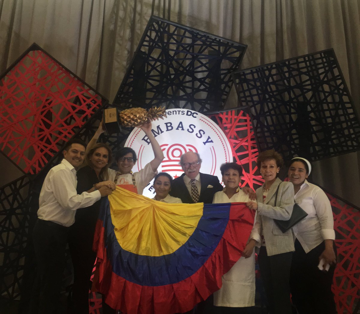 OlgaPaquita's tweet image. Ganadores en Embassy Chef Challenge. Tercer lugar en categoría People Choice Awards. #ECCCOLO
#ECC10
@TheEventsDC
@ColombiaEmbUSA