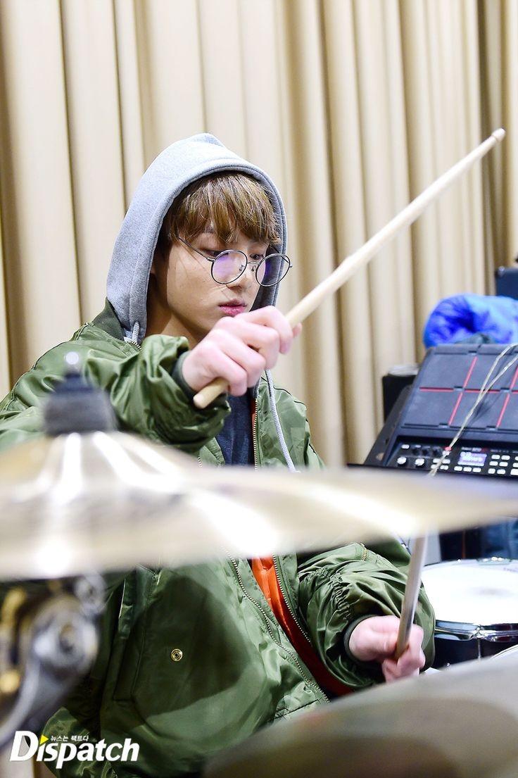Chipbtsth_fc's tweet photo. #BTS  มือกลอง,มือเบส,นักร้อง..พร้อม!!! เริ่มได้......>< 
#จองกุก #จองกุกเป็นใครทําไมน่าย่ํายี
#JUNGKOOK 
#chipbtsth 

#IVoteBTSBBMAs @BTS_twt https://t.co/dpahaWpqBu