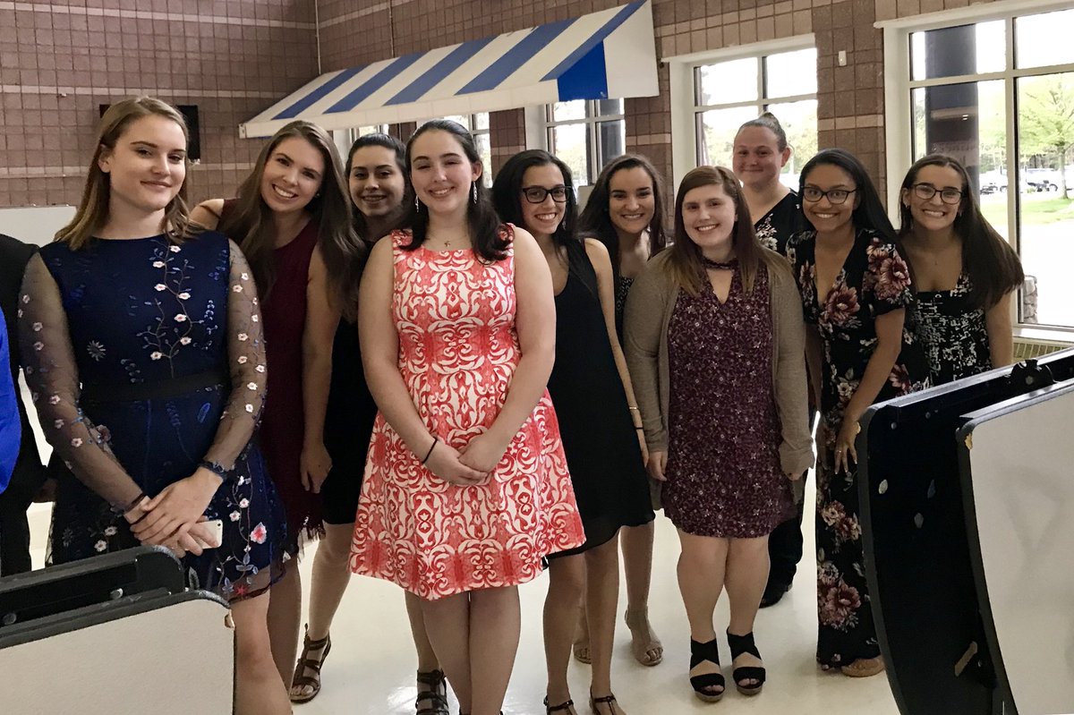 MHSGuidance1's tweet photo. Way to go Class of 2018 Scholarship Recipients! You bring a community together to support education🎓 be sure to send a thank you card to our kind & generous community donors! #Mashpee #Falcons2018 #HardWorkPaysOff https://t.co/nPsEOgLEji
