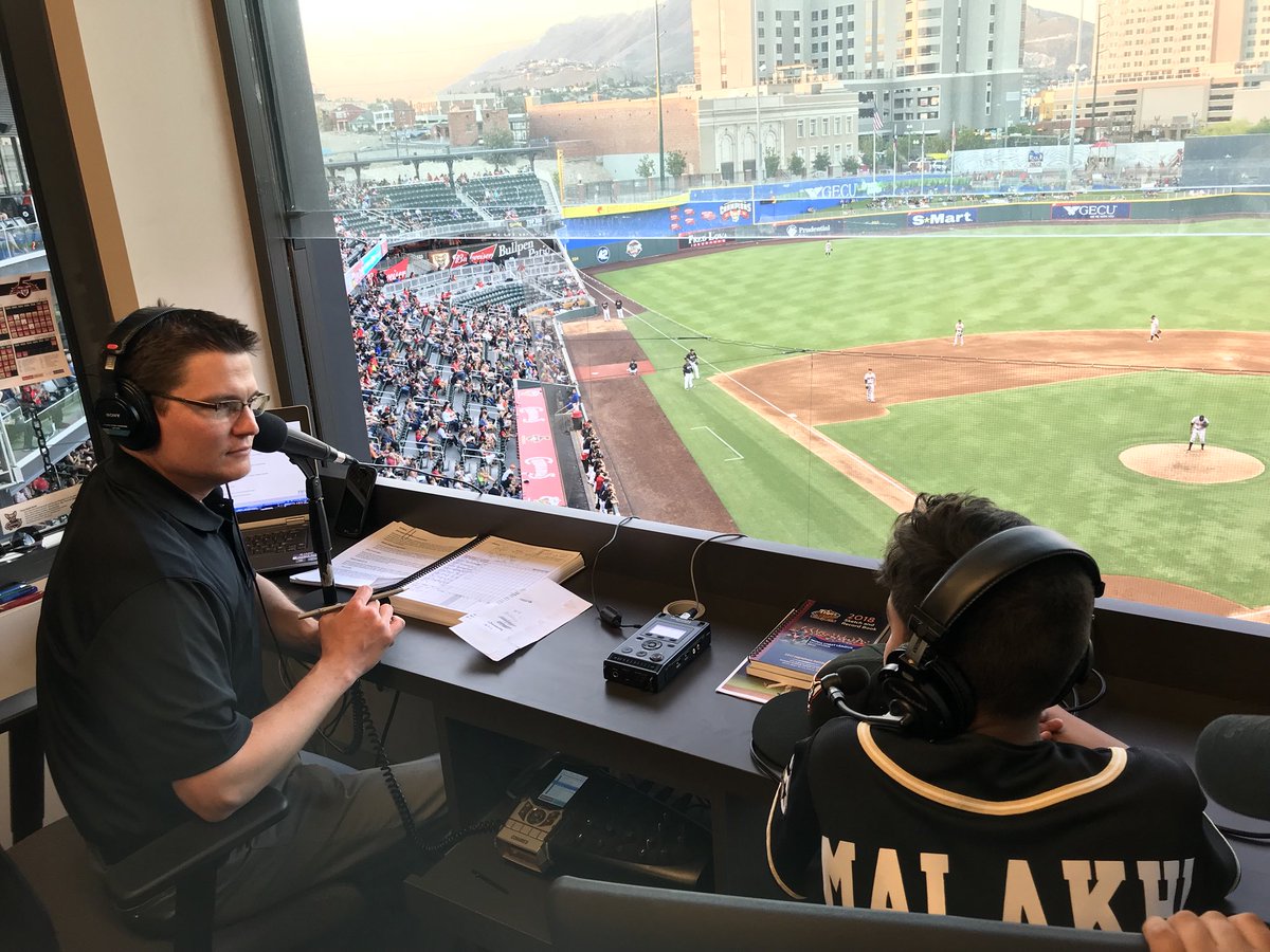 epchihuahuas's tweet photo. Joining @tdhagerty on-air! #MalakhiDay https://t.co/LYZvMfbmHN