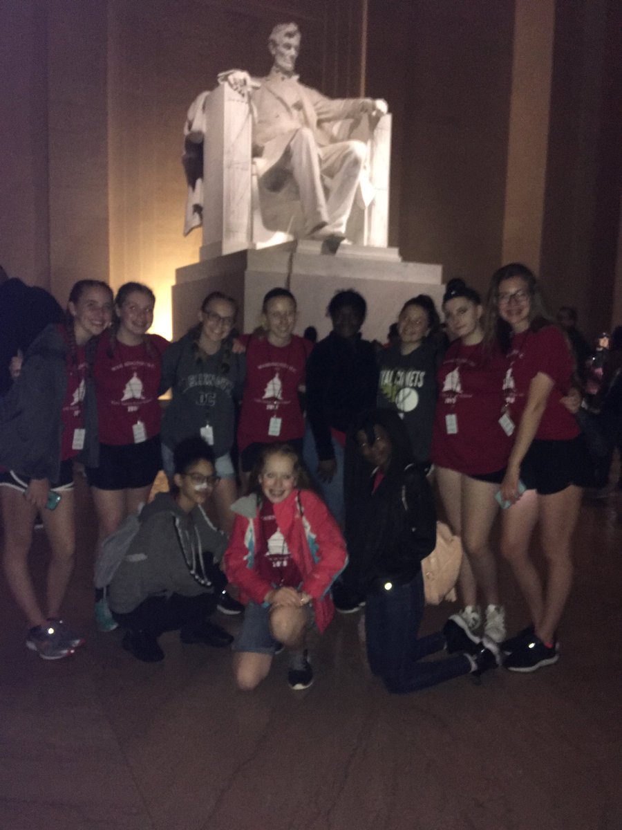 MrsKlee23's tweet photo. Group photo of my wonderful group visiting the Lincoln Memorial tonight! #Rothjhs https://t.co/7ocPf01vjJ