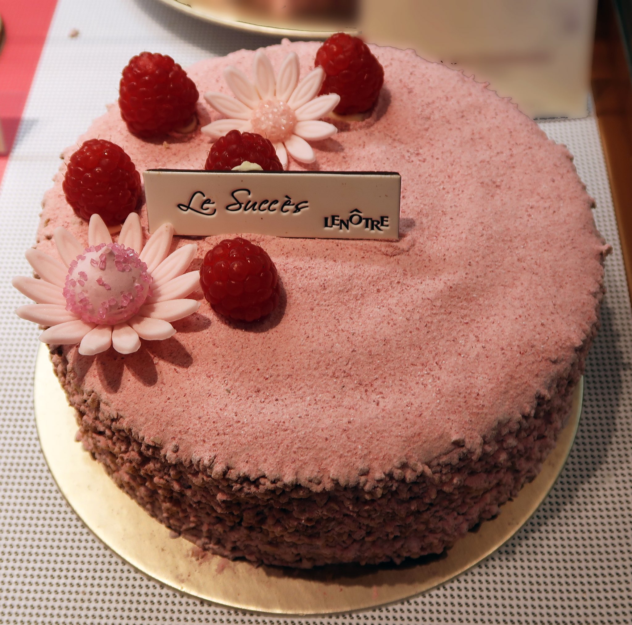 Dominique Brugiere Gateau Le Succes Aux Framboises De Chez Lenotre Le Succes Est Un Gateau Cree Par Gaston Lenotre Dans Les Annees 1960 Cette Version Framboise Vient D Etre Commercialisee Pour