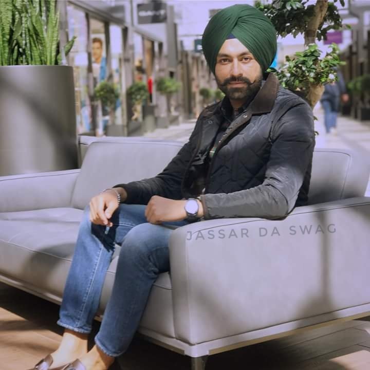 jassardaswag's tweet photo. Bandshan ch reh ke kaka geet likhne
Kinna hunda ae challange kde krke dekhi ,
Paisa chad k v laine oh stand painde ne
Nale tang krde ne sacha bab k dekhi ,
#tarsemjassar #humble #vehlijantarecords #Jassardaswag #thanksforlove #love #respect #all #peace #wmk https://t.co/cRyqEfzrCX