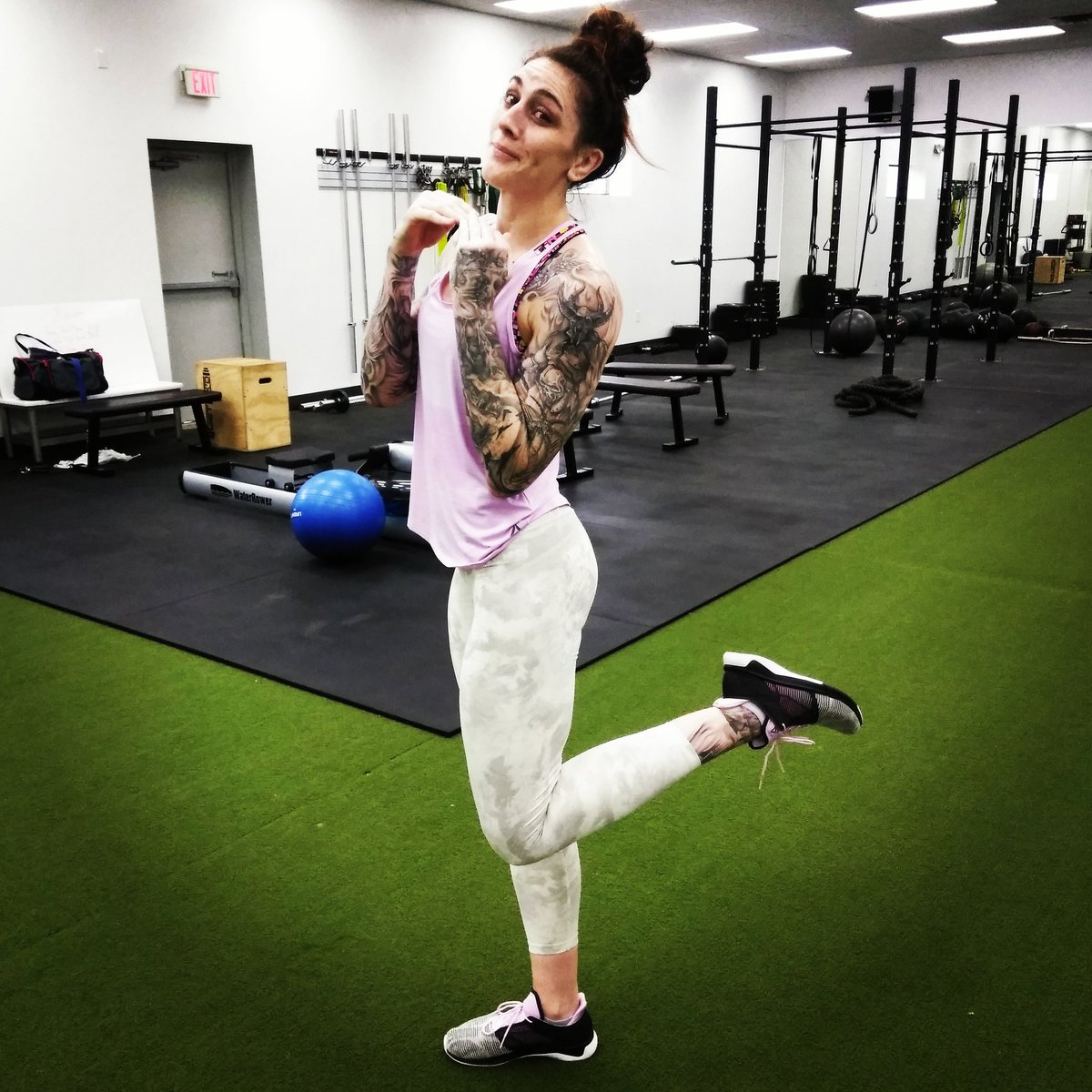 MeganAnderson's tweet photo. I don't always colour coordinate, but when I do..... 💁🏻‍♀️💁🏻‍♀️#UFC225 #AndersonVsHolm https://t.co/5ZdSh77JtY