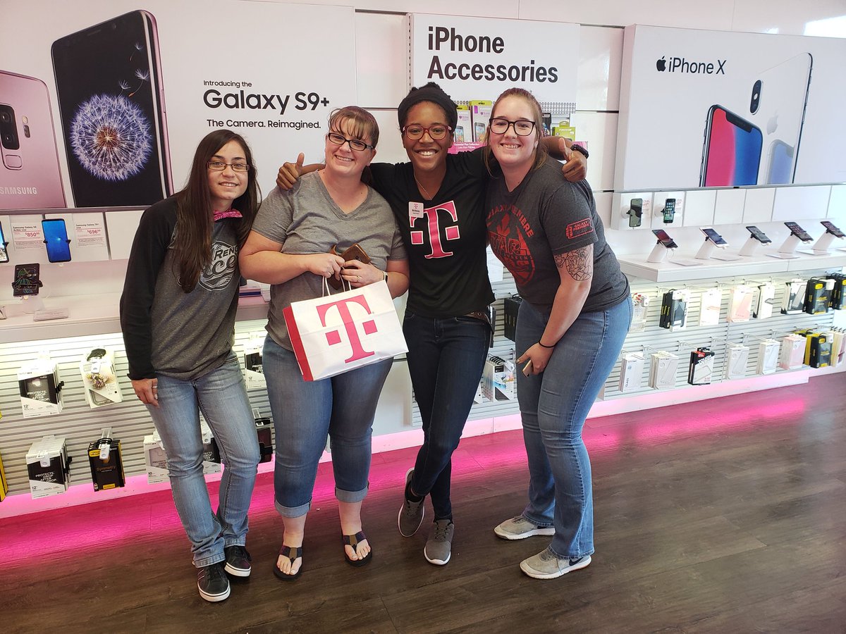brittmobile9's tweet photo. these ladies from Verizon made the switch today with a wopping 9 new line activation! #CustomerObsessed #TeamMagenta #TheFern #EDubNation @RealEWInc @hudi_andycap @Airborne_NV @MGonzal186 @theEdRomero @TMobile https://t.co/pe1RKLtPCT