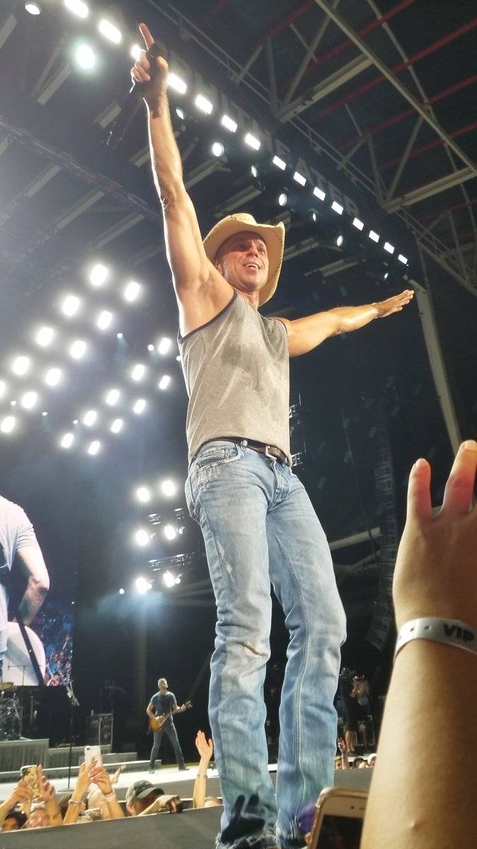 Sweetohphotos's tweet photo. That smile is just 😍😍 @kennychesney #MilitaryLife #usaf #leavetime #texasgirl #biggestfan #wishtomeet #austintx #TripAroundTheSunTour https://t.co/HB4AKTLbJm