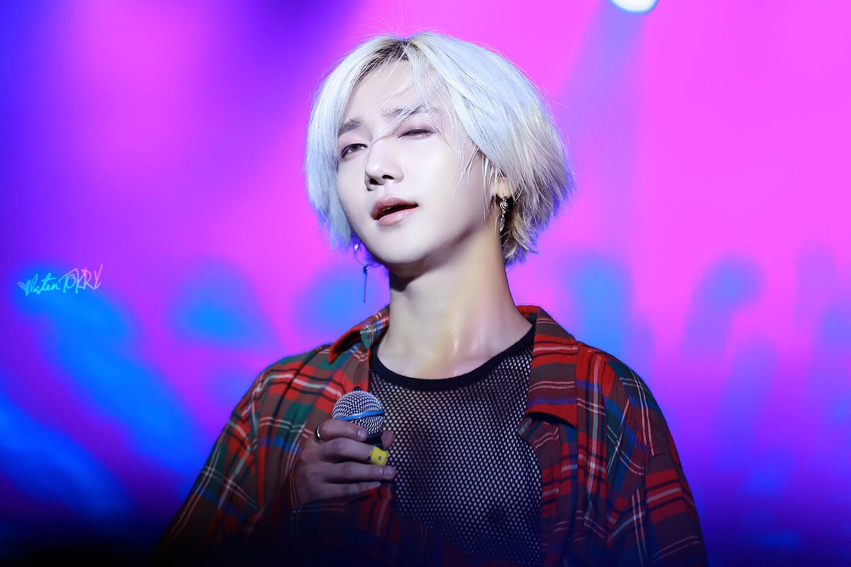 listentokry's tweet photo. 180512 #Yesung @shfly3424 #SuperShow7inMacau 😉😉😉🔥 https://t.co/RUcR9BLzUo