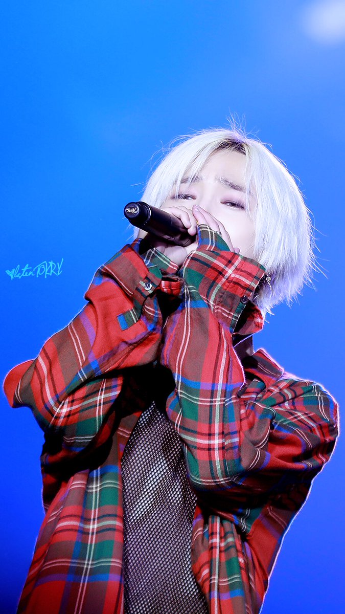 listentokry's tweet photo. 180512 #Yesung @shfly3424 #SuperShow7inMacau 😉😉😉🔥 https://t.co/RUcR9BLzUo