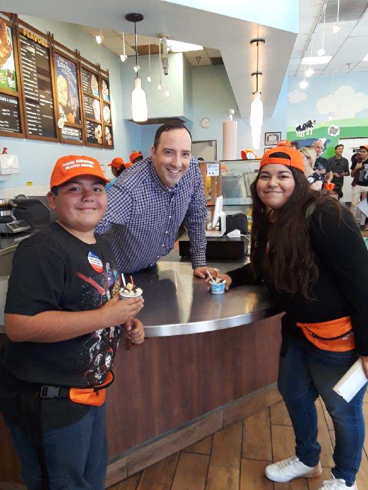StephanieHZ16's tweet photo. Thank you very much @arresteddev &amp; @MrTonyHale for the most amazing day ever. It was a true honor 🍌❤
#AD5 #ArrestedDevelopment #votebluth https://t.co/vpTYAl37mN