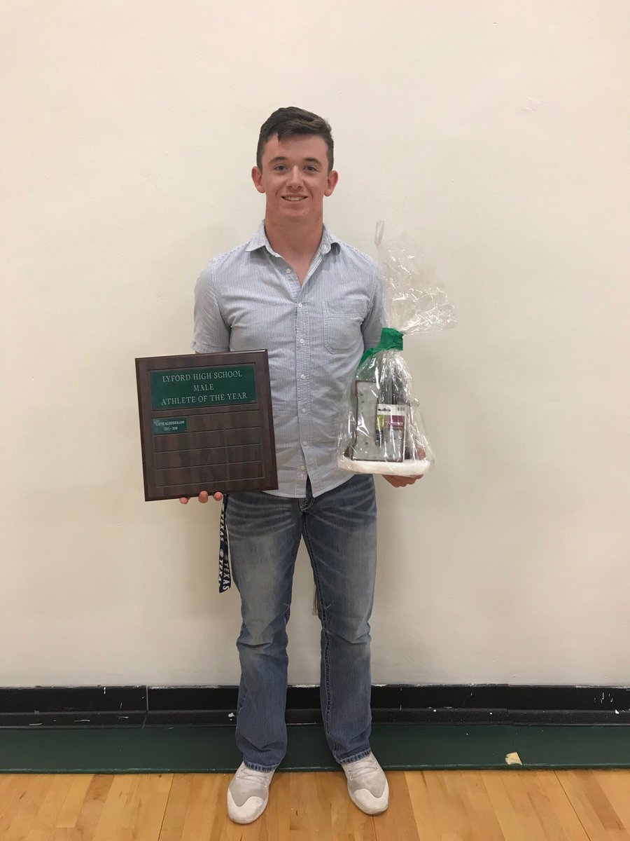 layneklos2's tweet photo. It’s awesome getting to be the start of a new tradition. Being awarded Male Athlete of the Year is an honor! Congrats to Syd for getting named Female Athlete of the year! https://t.co/KUGIwwBIKc