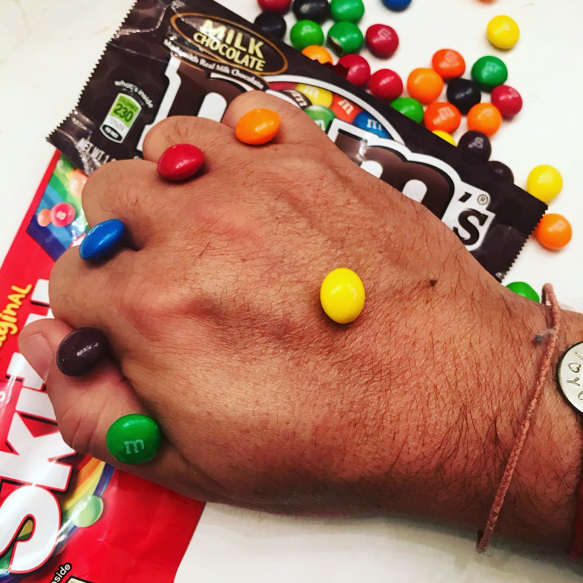 nachoargiro's tweet photo. #candygaundletchallenge How many @mmschocolate and @skittles do you need to use to make a Thanos’ Candy-Gauntlet? 🤷🏼‍♂️ #trickThanos #meltinyourmouthnotlikehalftheavengers #tionacho #AvengersInfinityWar https://t.co/7NPqZ3zeuw