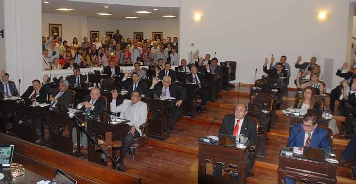 SergBrizuelaok's tweet photo. La Camara de Diputados sancionó con fuerza de Ley, el proyecto que presentamos con Renzo Castro que dispone el estudio de factibilidad y posterior construcción de un bulevar en el Acceso Norte de la ciudad de Chamical, sobre ex RN 38 https://t.co/oClCVPOwNQ