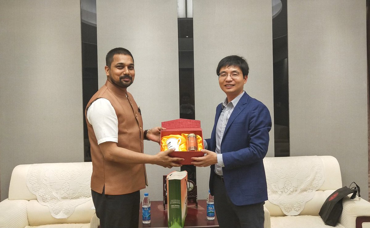 IndiaInShanghai's tweet image. Reaching out to students’ integral part of diplomatic assignment of Consulate - Had useful meeting with authorities of #Soochow University on academic issues and welfare of Indian students. Interaction and exchange of ideas with over 300 Indian students provided useful insights.