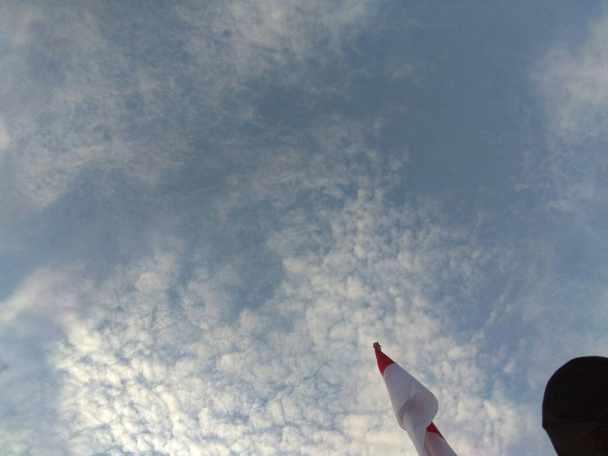 IstijabatulR's tweet photo. awan tinggi 
pukul; 07;15 selasa 15 mei 
lokasi; smp 11 https://t.co/GuWF26tR3C