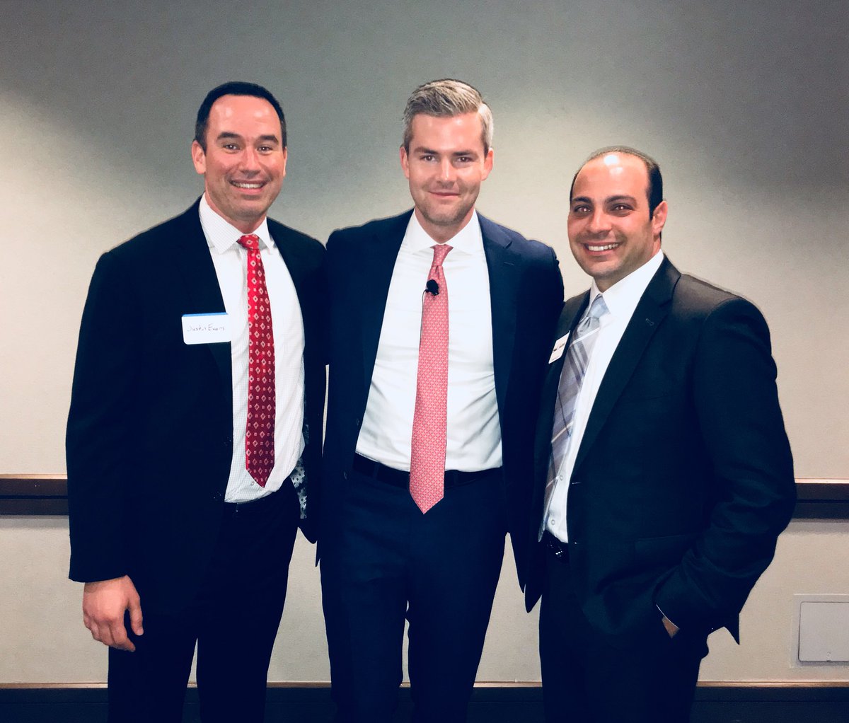 Evans460's tweet photo. Ever watch the show Million Dollar Listing?  Got to spend some time tonight with Ryan Serhant.  Impressive guy!  10 years ago, his debit card was declined, because he was broke.  Now, he’s the #1 realtor in New York.  Anything is possible if you put your mind to it! #ambition https://t.co/1IqTGnShgL
