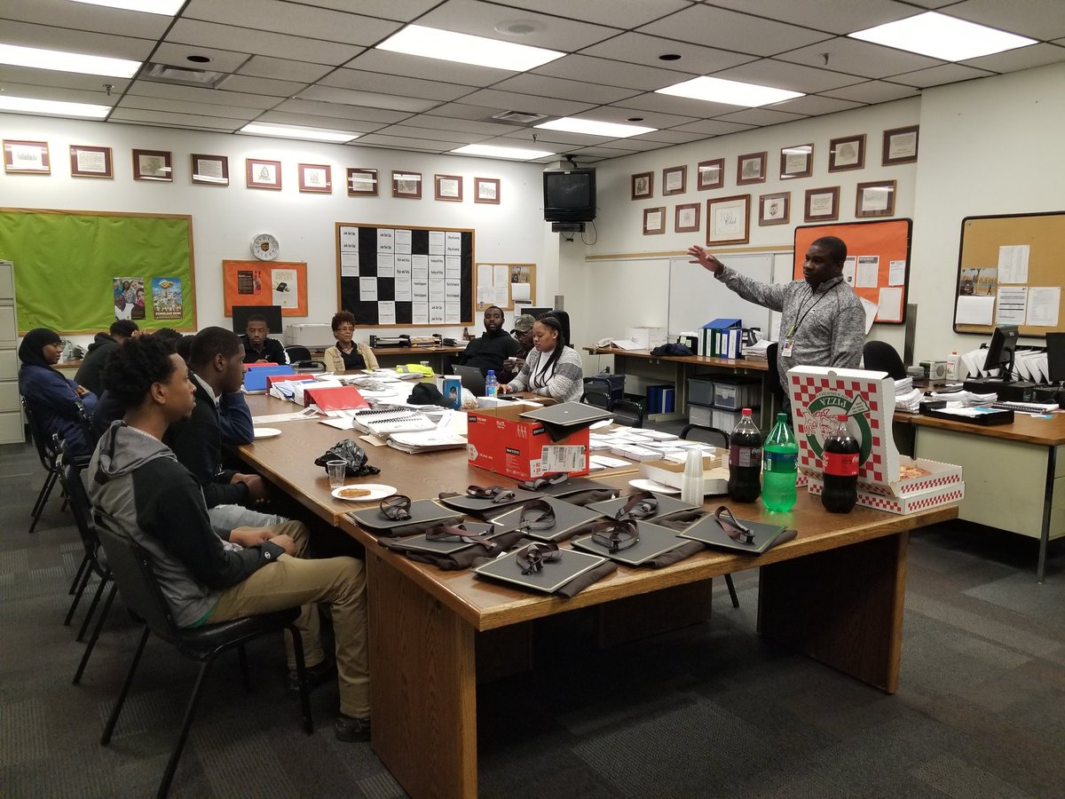 Today's seniority attainment recognition meeting! PHL Air Hub Twilight employees gain seniority! #Teamphlsnaps #TogetherWeAreUPS @ChesapeakUPSers @JohnEitel2 @UPSTrayceParker @LaurenCarroll44 @EvPuckettUPS @NydiraW @MatthewJHudson4