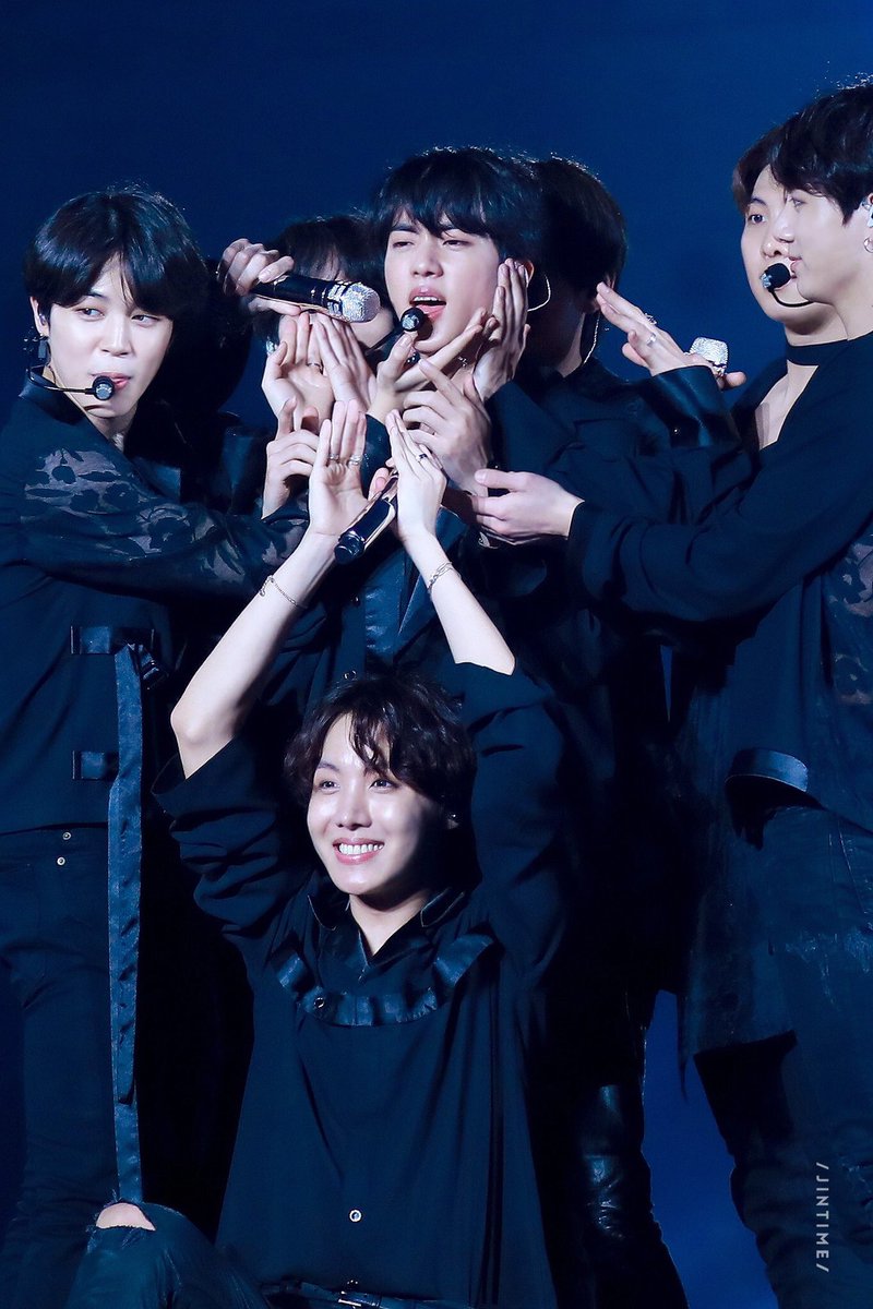 plaiboijk's tweet photo. @Love_myself9 @BTS_twt #IVoteBTSBBMAs @BTS_twt https://t.co/2HGzekklji
