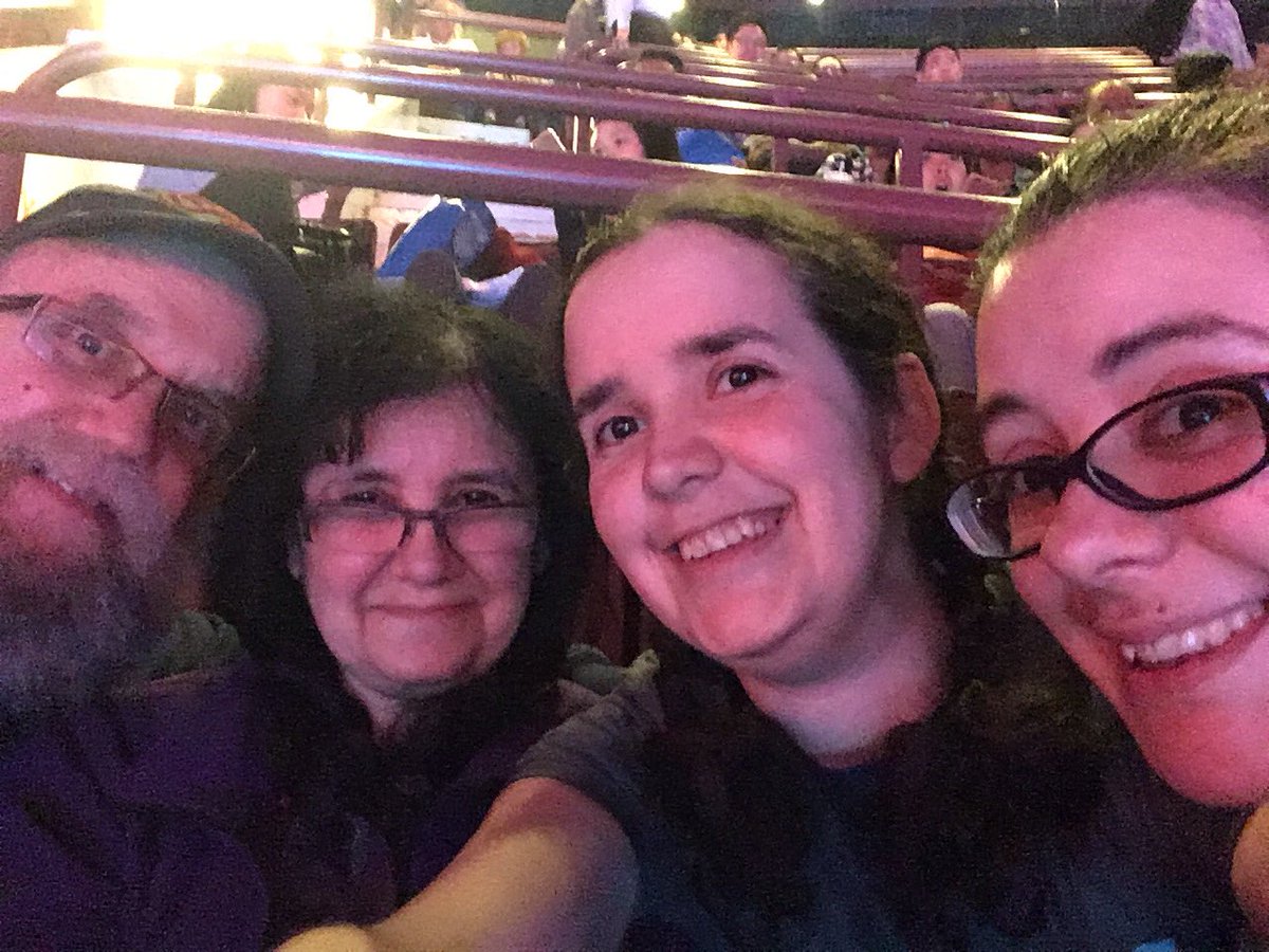 nucksaid's tweet photo. Family night #StarsOnIce style. #SOICAN2018 https://t.co/C79SCYDqpz