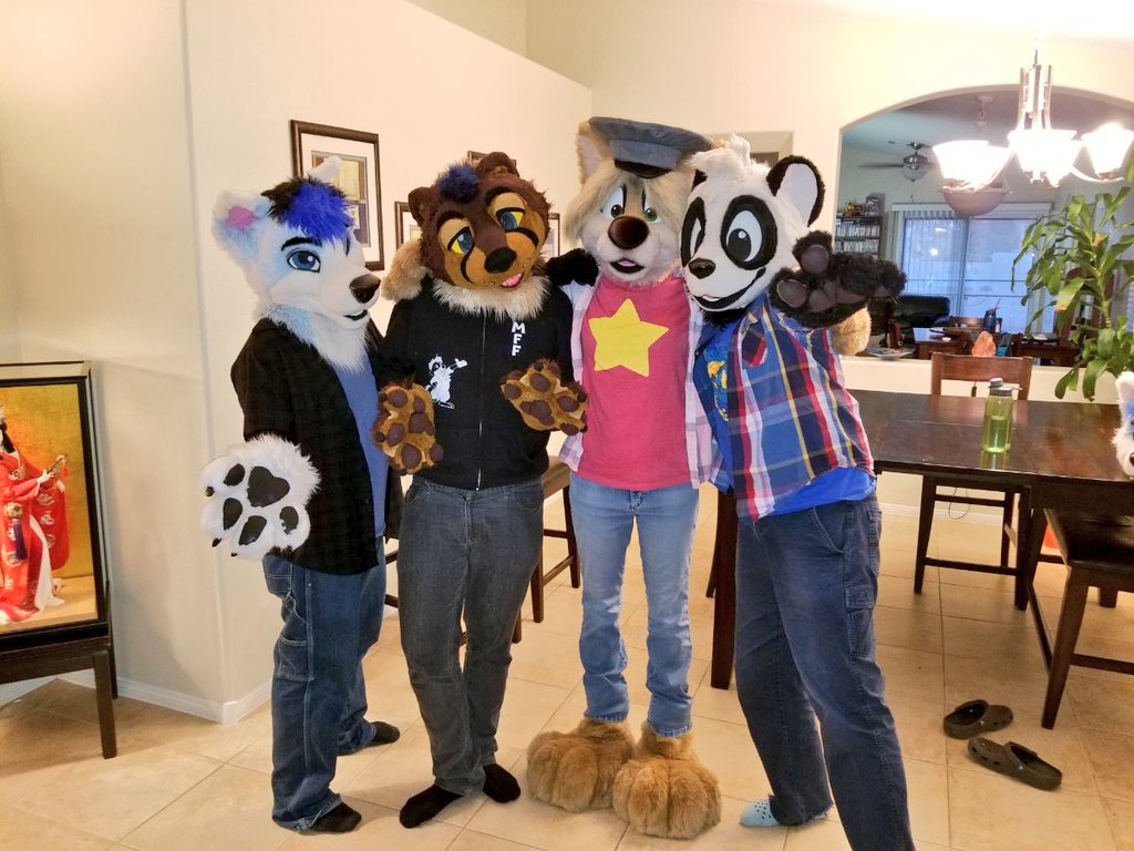 panda_paco's tweet photo. Having a blast at #RedCon2018 with @rede4bed @panda_paco @Cloud1516 @KoidelCoyote and cool pics by @ErwinCanlas https://t.co/gEZ1l0G0vK